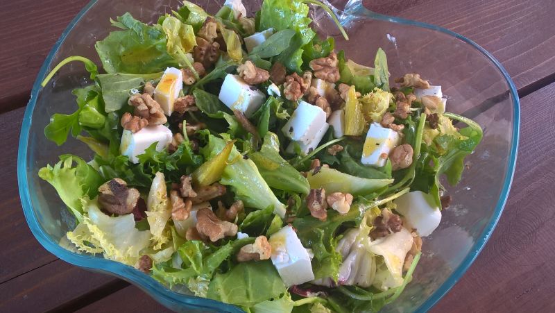 Sałatka z rabarbarem, serem i rodzynkami