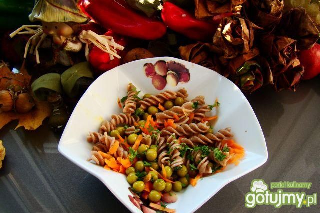 Sałatka z razowego makaronu i marchewki Sałatka z razowego makaronu i marchewki