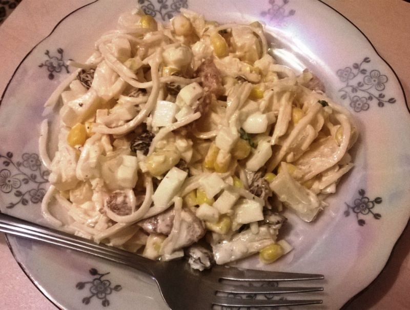 Sałatka z rodzynkami i boczkiem 