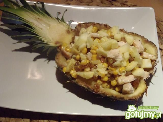 Sałatka z rodzynkami w ananasie