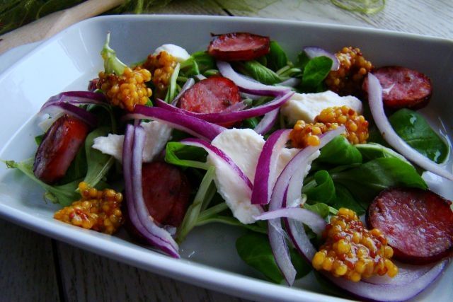 Sałatka z roszponką i grillowaną kiełbasą 