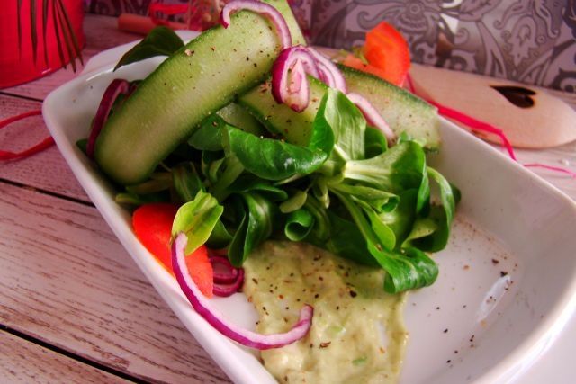 Sałatka z roszponką i ogórkiem
