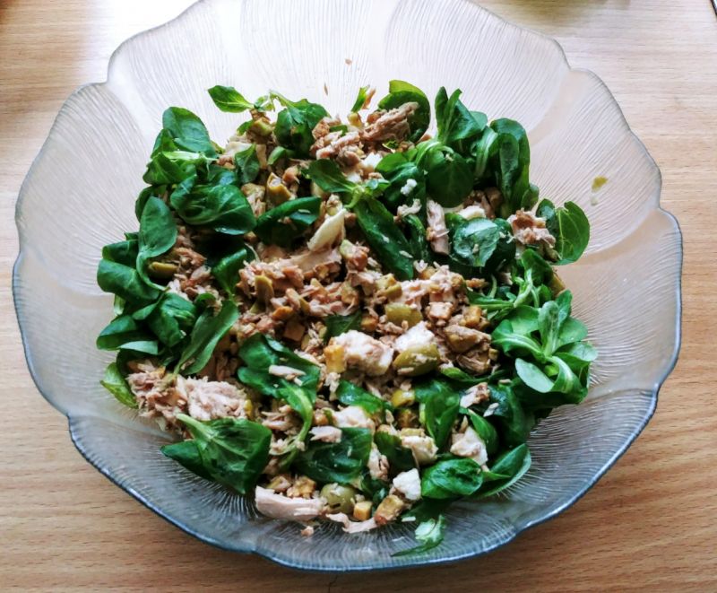 Sałatka z roszponką i tuńczykiem