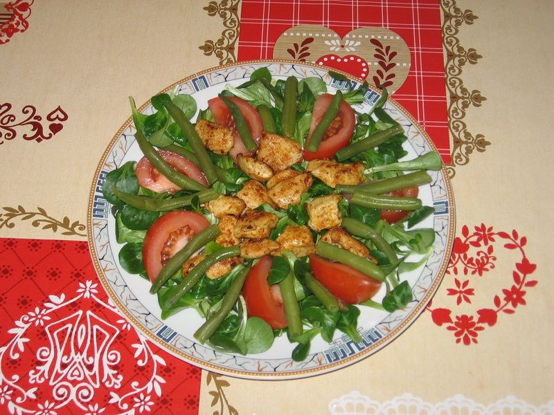 Sałatka z roszponką, kurczakiem i fasolką Sałatka z roszponką, kurczakiem i fasolką