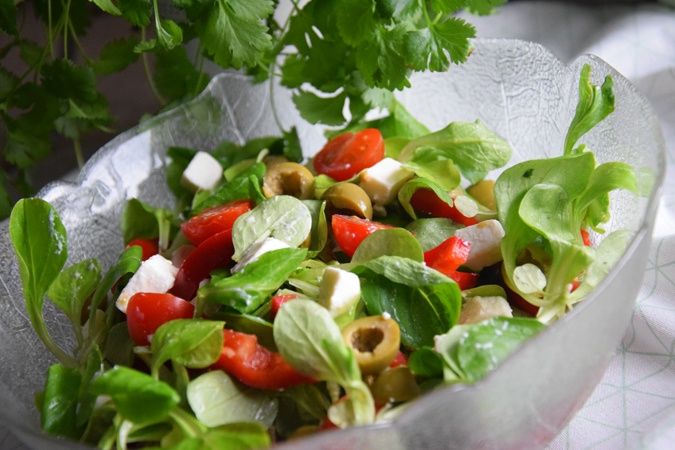 Sałatka z roszponką, papryką, serem feta, oliwkami