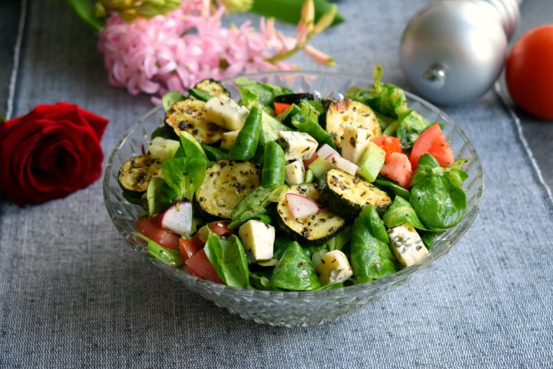 Sałatka z roszponką, pieczoną cukinią i serem blue Sałatka z roszponką, pieczoną cukinią i serem blue