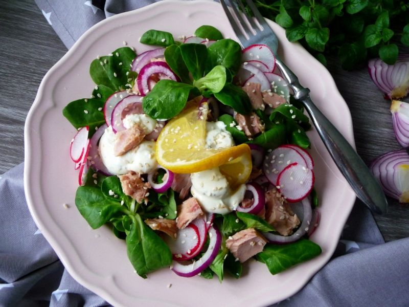 Sałatka z roszponką, tuńczykiem i jogurtem