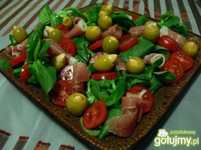 Sałatka z roszponki i oliwek z migdałami