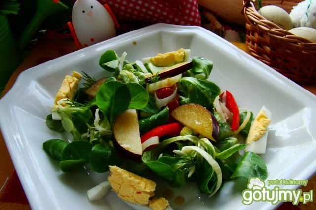 Sałatka z roszponki i śliwki z jajkiem 