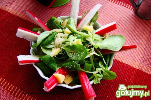 Sałatka z roszponki , sera i surimi Sałatka z roszponki , sera i surimi