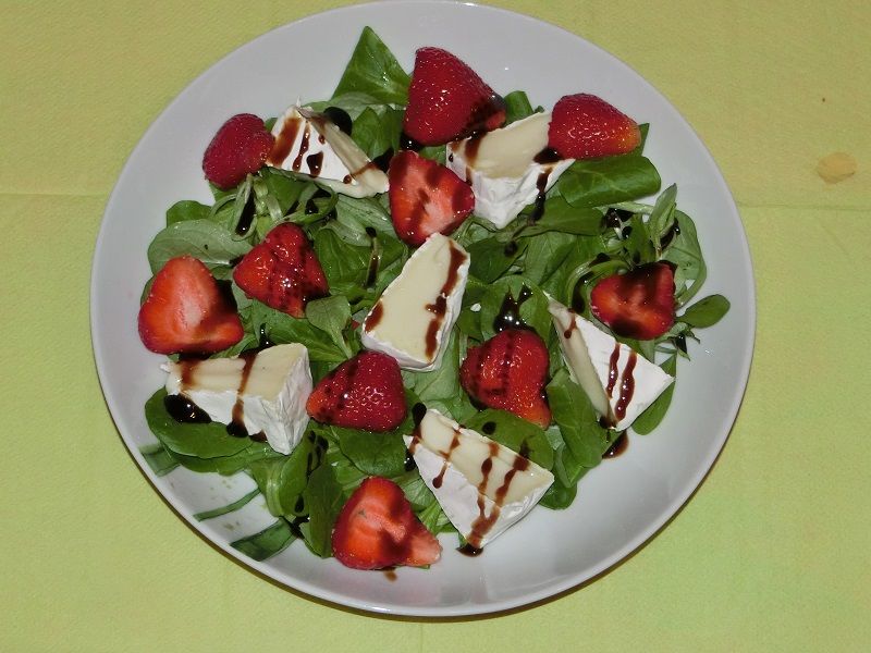 Sałatka z roszponki, truskawek i camemberta