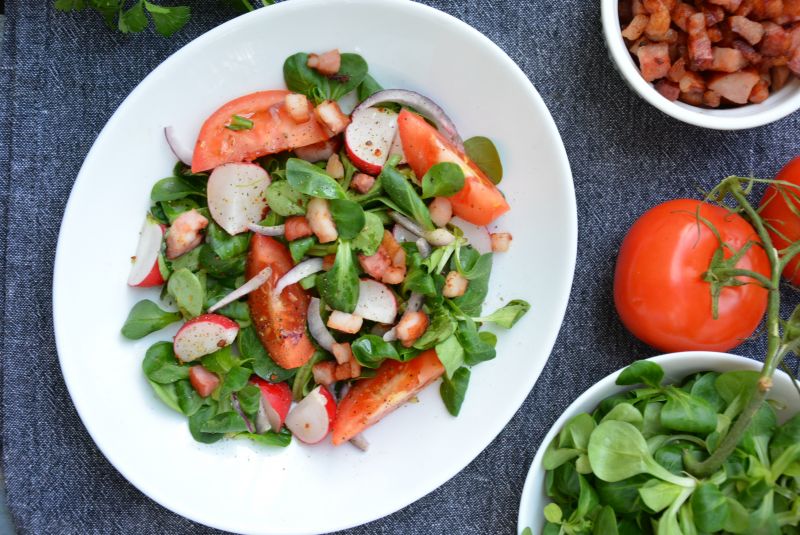 Sałatka z roszponki z boczkiem i olejem sezamowym Sałatka z roszponki z boczkiem i olejem sezamowym