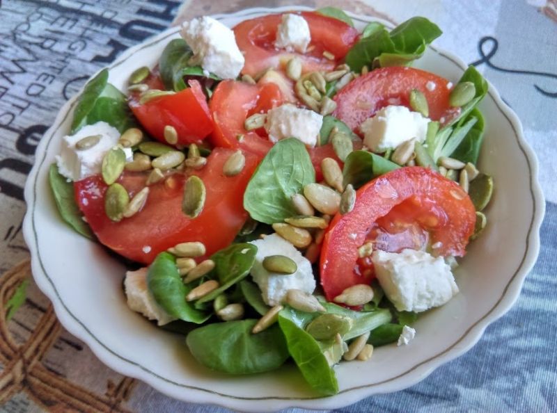 Sałatka z roszponki z pomidorami, serem i ziarnami
