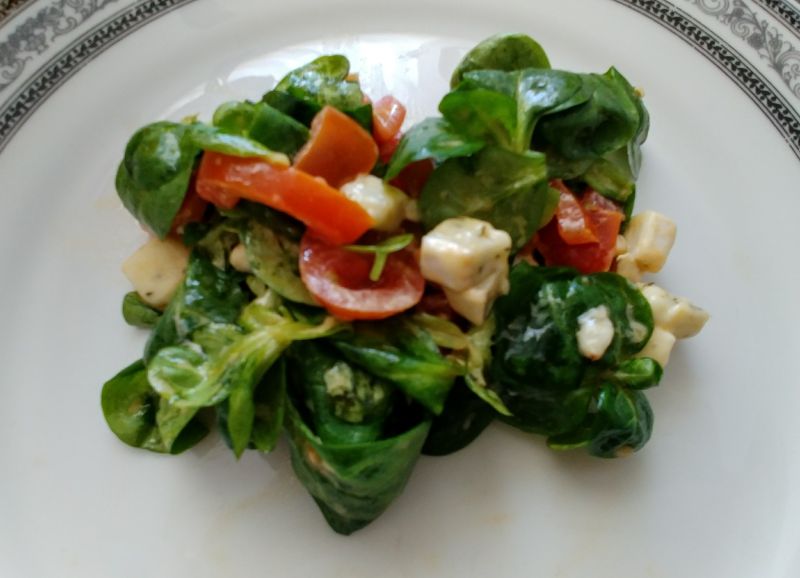 Sałatka z roszponki z ziołowym camembertem