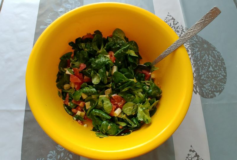 Sałatka z roszponki z ziołowym camembertem