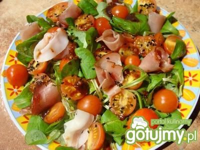 Sałatka z roszpunką, pomidorkami i czarn