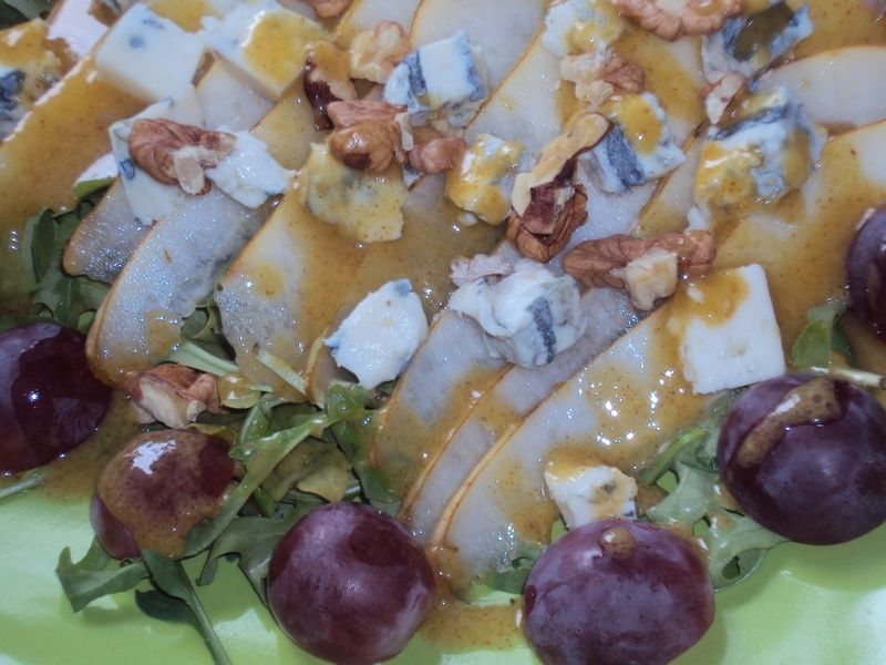 Sałatka z rukolą, gruszką i gorgonzolą