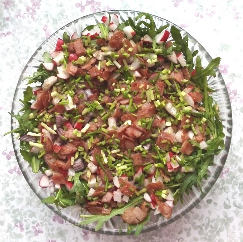 Sałatka z rukolą i kiełbasą Sałatka z rukolą i kiełbasą
