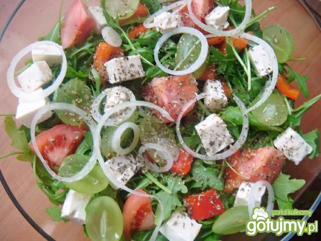 Sałatka z rukolą i marynowaną papryką  Sałatka z rukolą i marynowaną papryką
