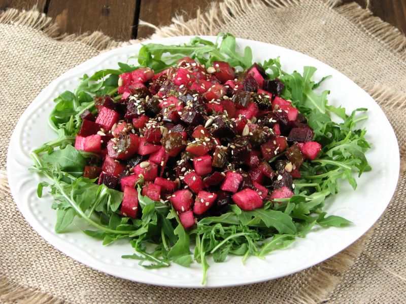 Sałatka z rukolą i młodymi buraczkami