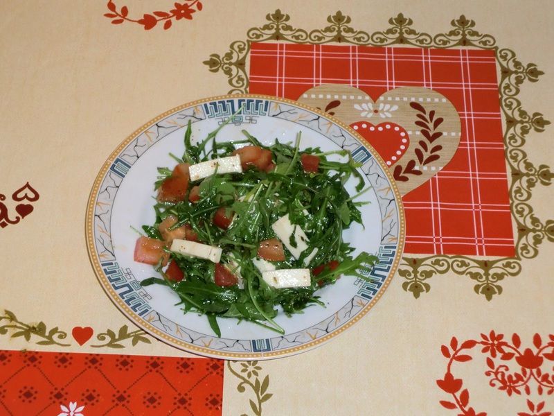 Sałatka z rukolą i mozarellą Sałatka z rukolą i mozarellą