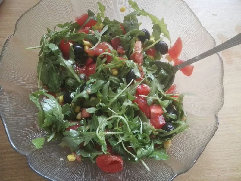 Sałatka z rukolą i sosem musztardowo-miodowym Sałatka z rukolą i sosem musztardowo-miodowym