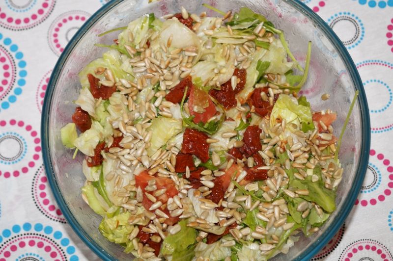 Sałatka z rukolą i suszonymi pomidorami