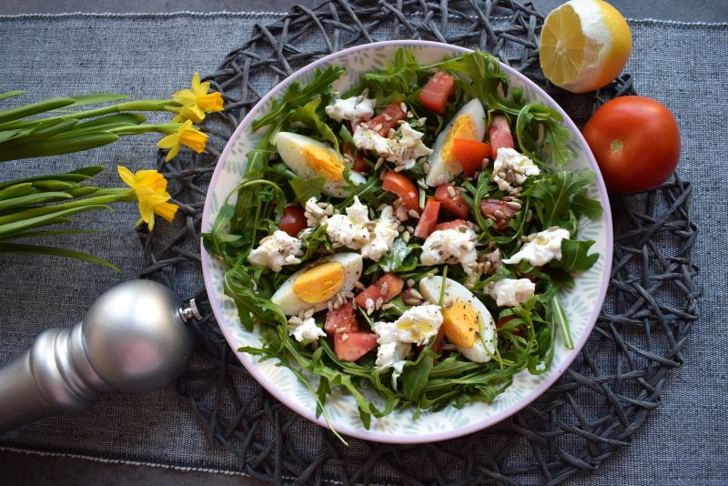 Sałatka z rukolą, jajkiem i serem burrata Sałatka z rukolą, jajkiem i serem burrata