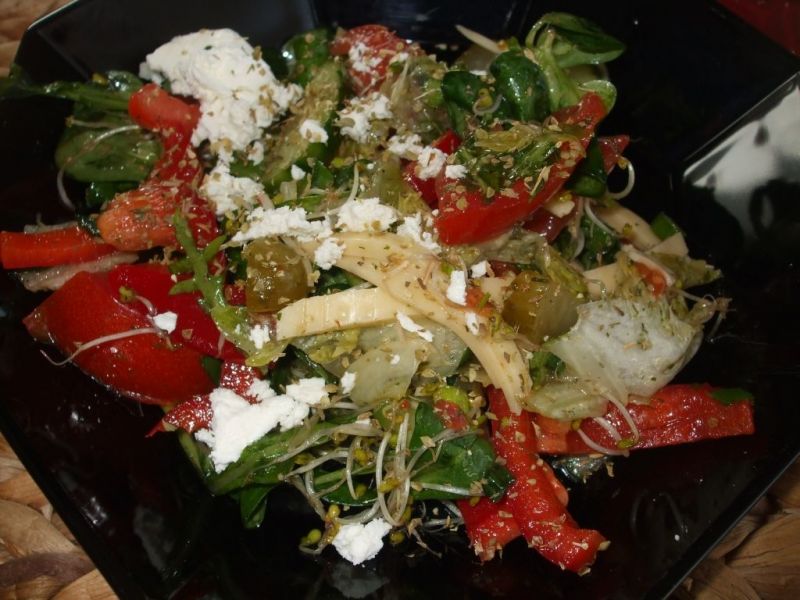 Sałatka z rukolą, kiełkami i serem Feta Sałatka z rukolą, kiełkami i serem Feta