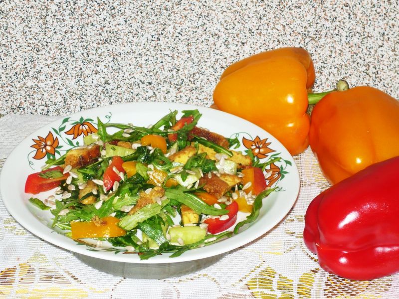 Sałatka z rukolą kurczakiem i słonecznikiem