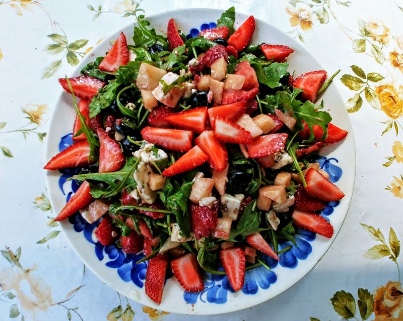 Sałatka z rukolą, owocami i serem pleśniowym Sałatka z rukolą, owocami i serem pleśniowym