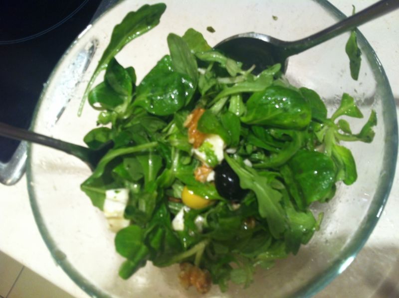 Sałatka z rukolą, roszponką i orzechami włoskimi Sałatka z rukolą, roszponką i orzechami włoskimi