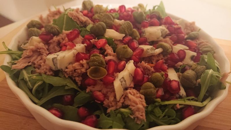 Sałatka z rukolą, tuńczykiem i granatem. Sałatka z rukolą, tuńczykiem i granatem.