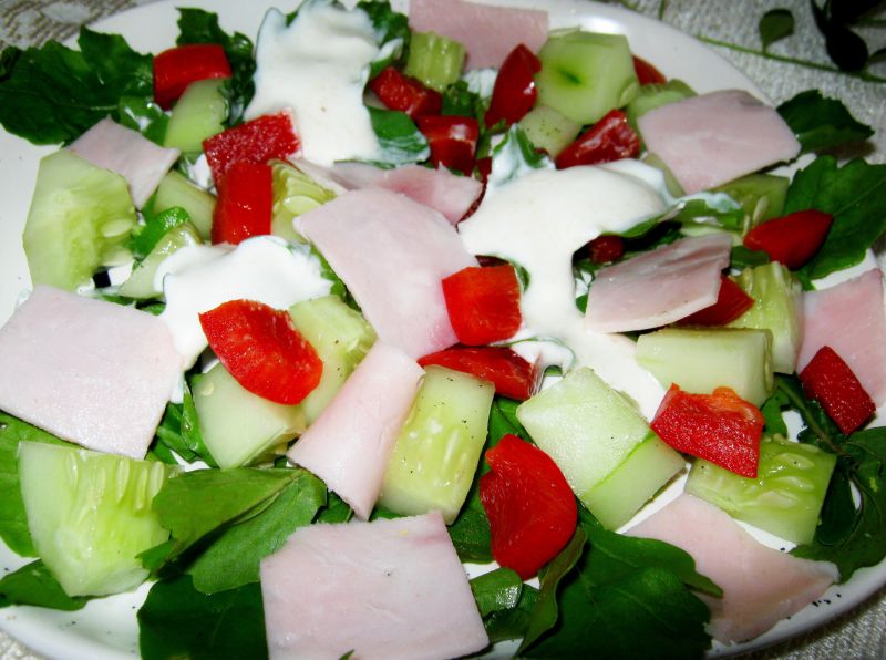Sałatka z rukolą warzywami i szynką
