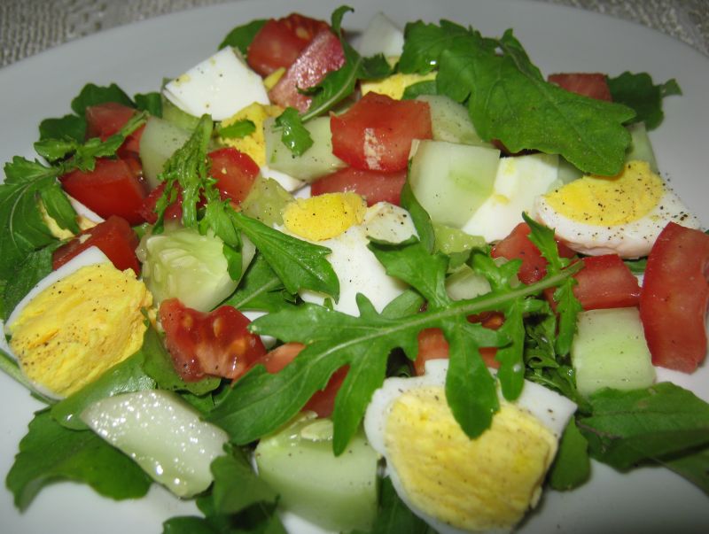 Sałatka z rukolą warzywami j jajkiem Sałatka z rukolą warzywami j jajkiem