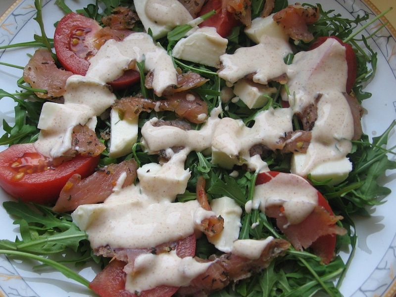 Sałatka z rukoli i łososia w sosie jogurtowym