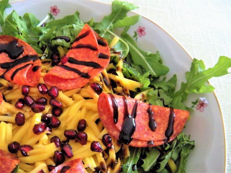 Sałatka z rukoli i salami pepperoni