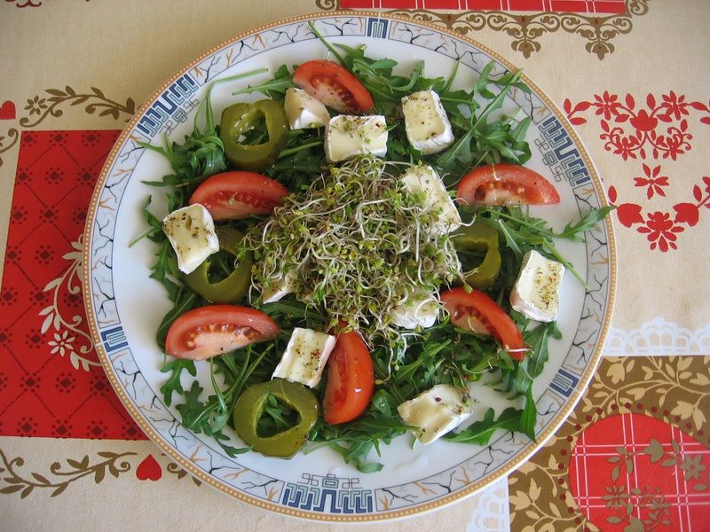 Sałatka z rukoli i sera pleśniowego z kiełkami