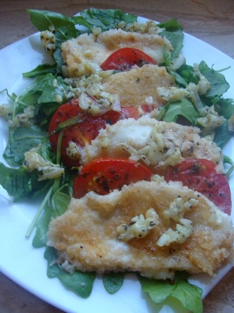 Sałatka z rukoli i smażonej mozzarelli