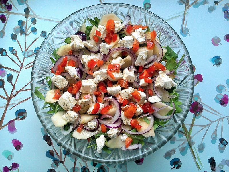 Sałatka z rukoli, sera sałatkowego, gruszki Sałatka z rukoli, sera sałatkowego, gruszki