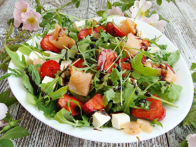Sałatka z rukoli truskawek i fety Sałatka z rukoli truskawek i fety