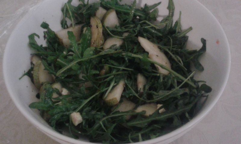 Sałatka z rukoli z gruszką i serem pleśniowym