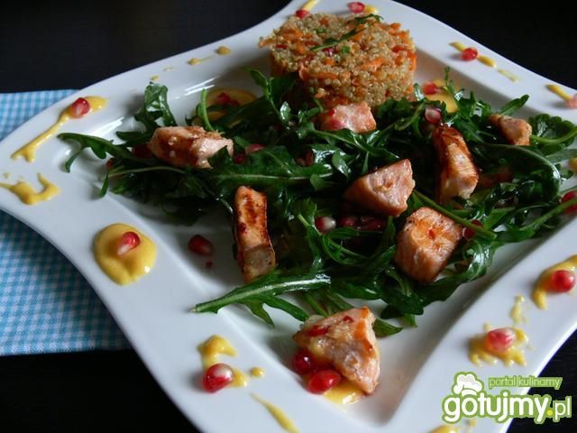 Sałatka z rukoli z łososiem i nie tylko