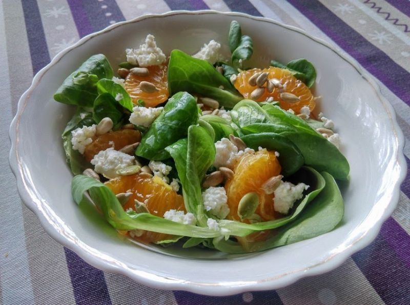 Sałatka z rukoli z mandarynkami i białym serem