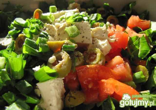 Sałatka z rukoli z oliwkami i fetą