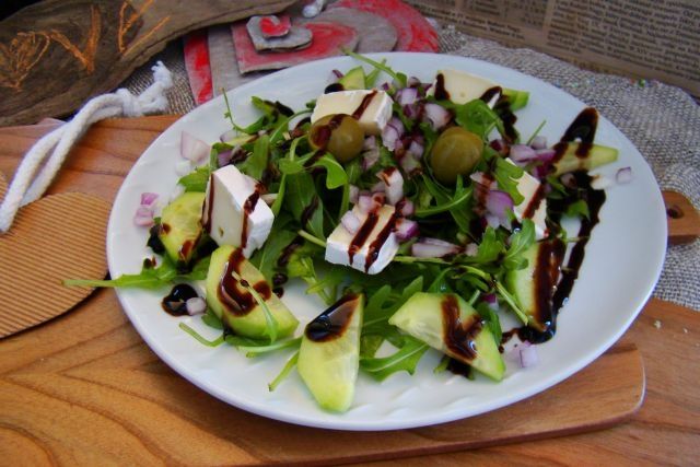 Sałatka z rukoli z serem pleśniowym 