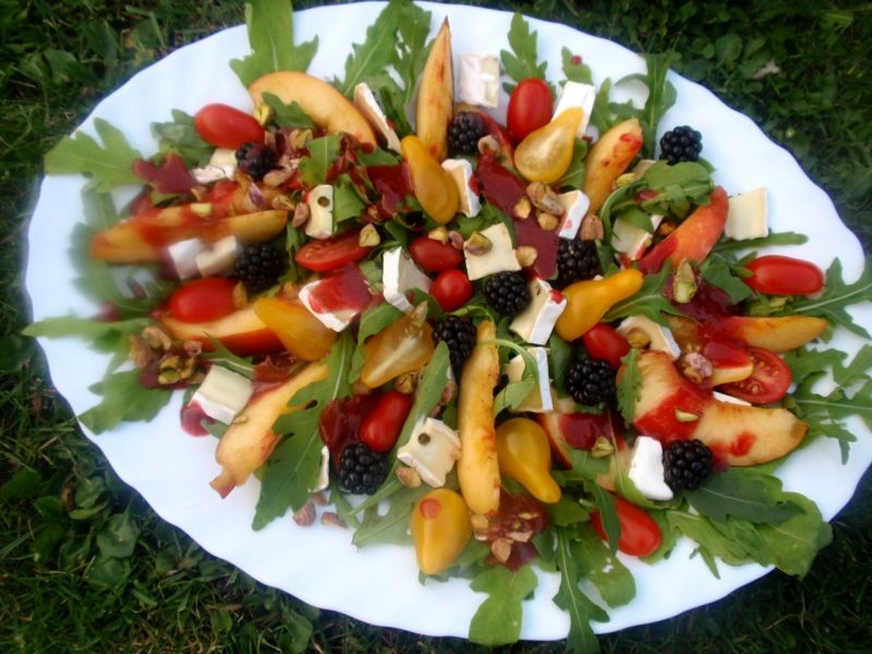 Sałatka z rukoli z sosem śliwkowym