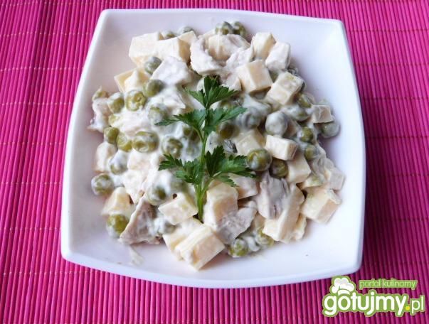 Sałatka z ryby i żółtego sera