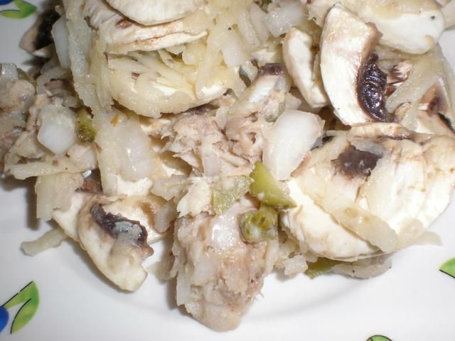 Salatka z ryby wedzonej i pieczarek. Salatka z ryby wedzonej i pieczarek.