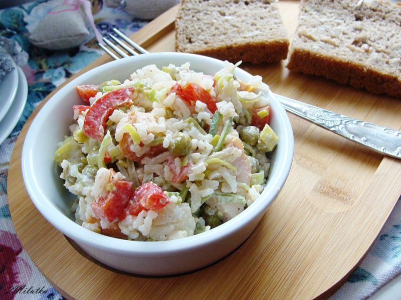 Sałatka z ryżem basmati i wędzonym kurczakiem